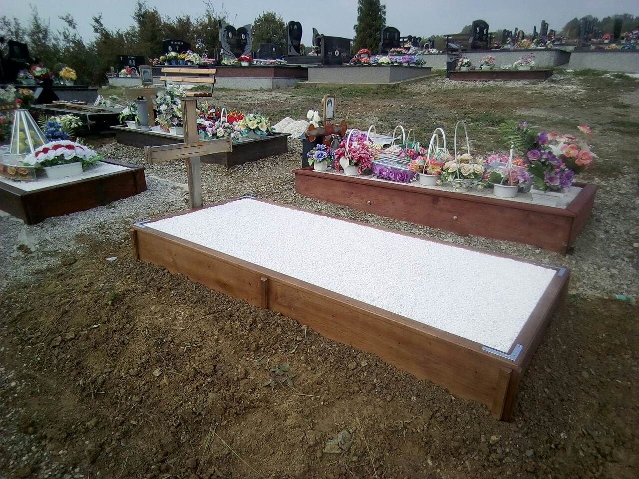 Granit, mermer ili kamen — kako odabrati pravi spomenik